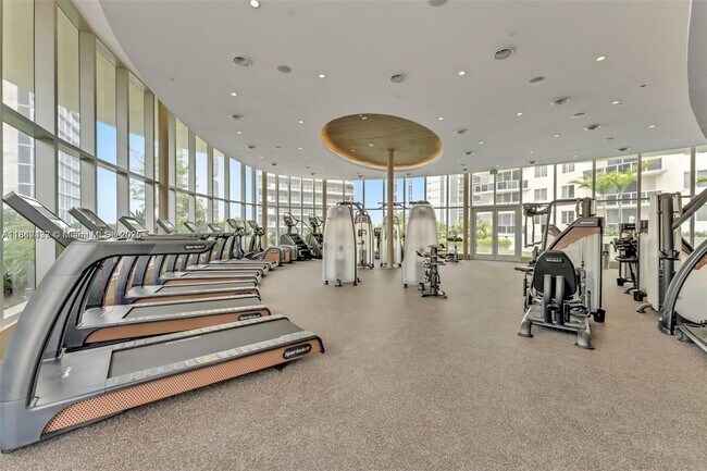 Building Photo - 700 NE 24th St