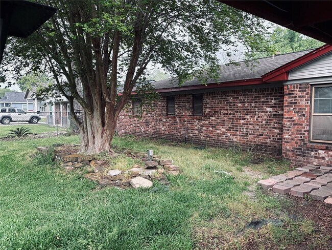 Building Photo - 415 Zinn Dr