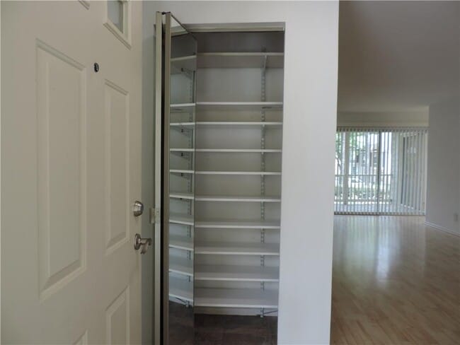 Building Photo - 68 Springhedge Ct St