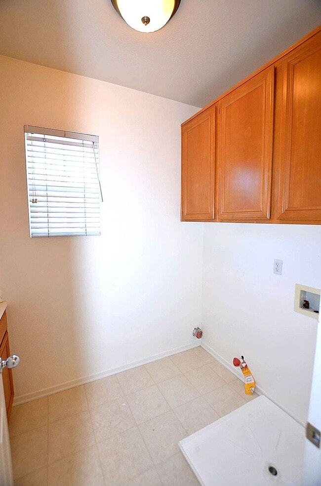 Building Photo - 4Br/3-1/2 bathroom Home