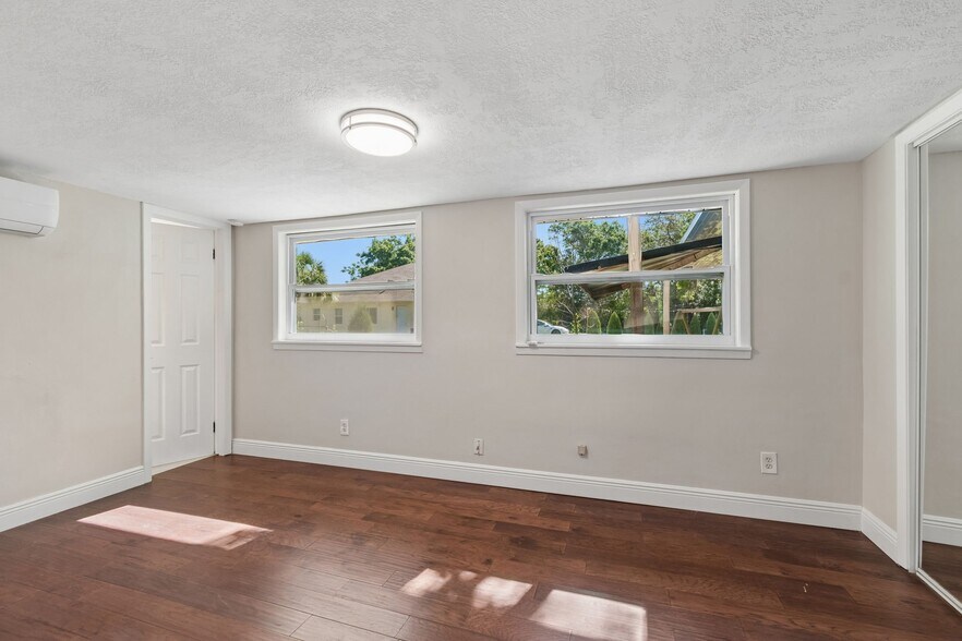 Building Photo - 734 Elm St