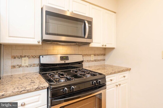 Building Photo - 2204 Westcourt Ln