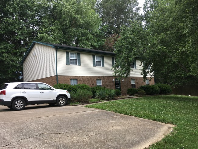 Building Photo - Hickory Hollow