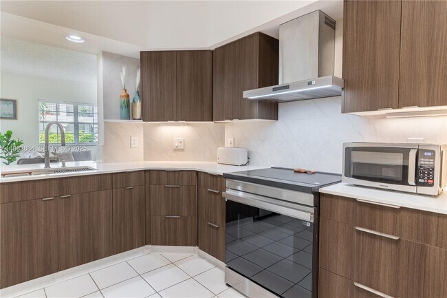 Building Photo - 3255 NE 184th St