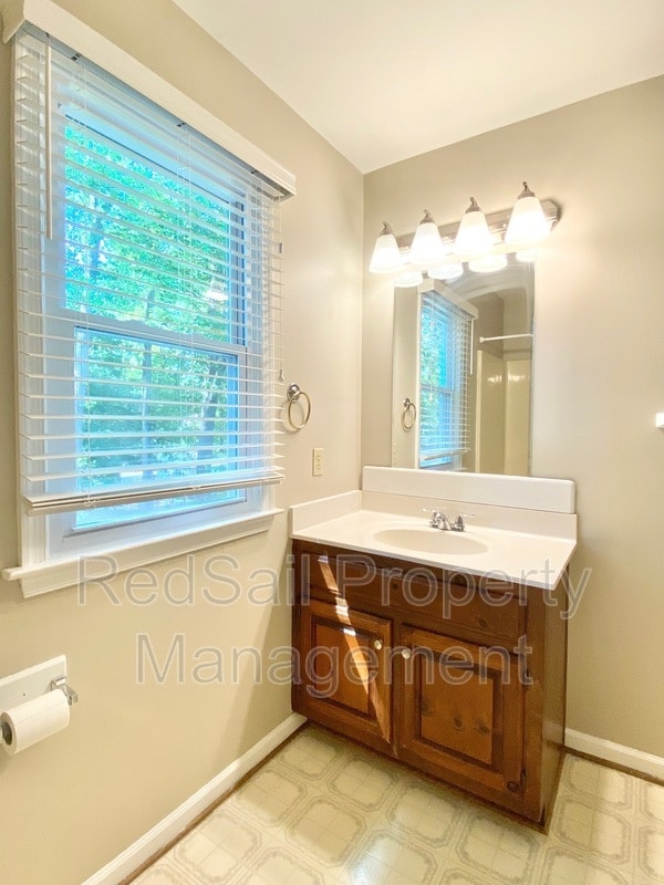 Building Photo - 203 Monty Manor