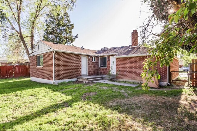 Building Photo - 1145 Montgomery St W