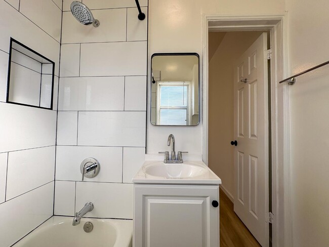 Building Photo - 810 E Chevy Chase Dr