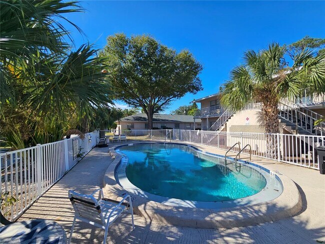 Building Photo - 221 Northwest Jefferson Cir N