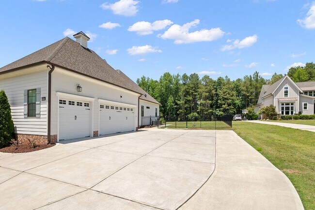 Building Photo - **Luxury 4/4 with Fenced in Yard**