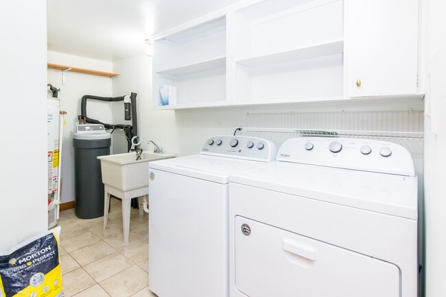 Building Photo - 6868 Crane Rd