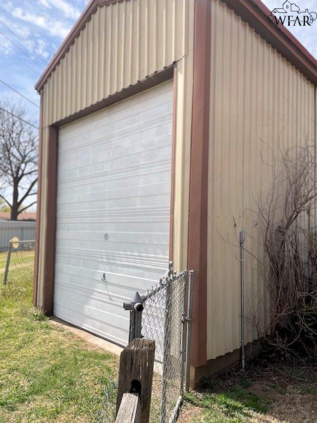 Building Photo - 705 W Manes Ave