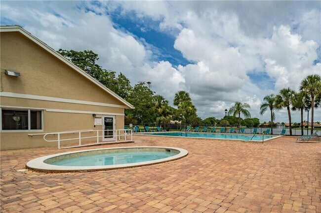 Building Photo - 10300 Hidden Springs Ct