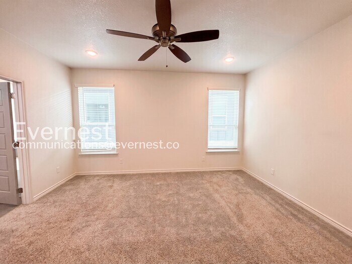 Building Photo - 2204 Hornbeam St