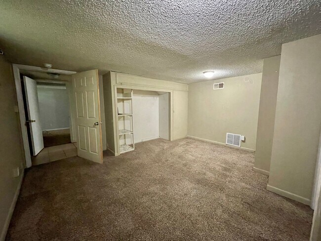 Building Photo - AVAILABLE NOW!! Move-In Special! Half Off ...