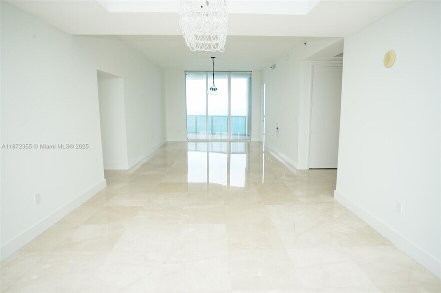 Building Photo - 15811 Collins Ave