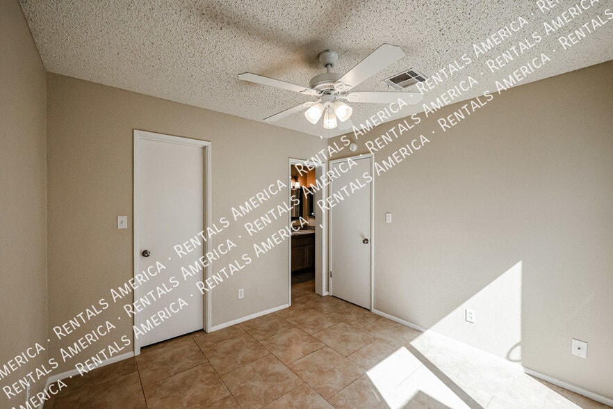 Building Photo - 10815 W Northern Ave