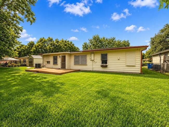 Building Photo - 5013 Live Oak Dr