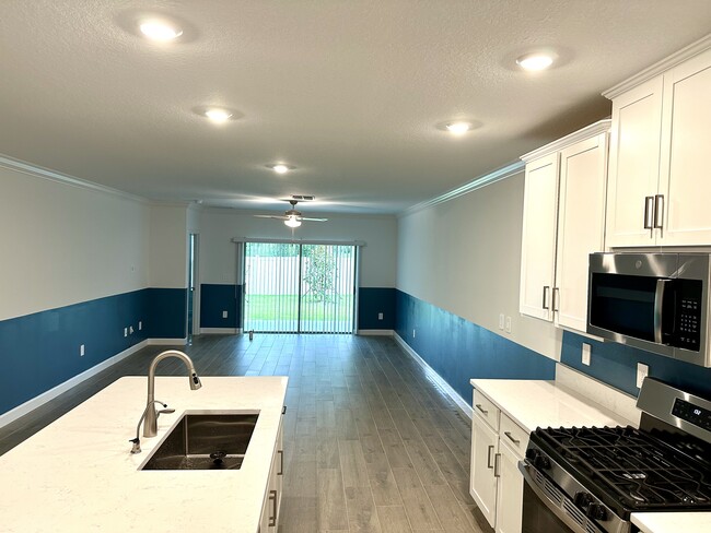 Building Photo - 17506 Holly Wl Ave