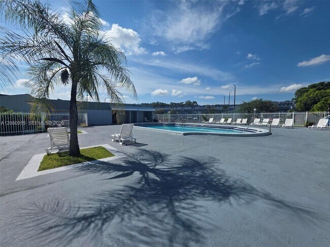 Building Photo - 9375 Fontainebleau Blvd