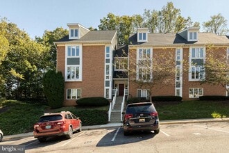 Building Photo - Beautifully updated 2 bed 2 bath patio-lev...