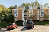 Building Photo - Beautifully updated 2 bed 2 bath patio-lev...