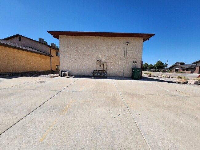 Building Photo - 2103 Chautard Dr
