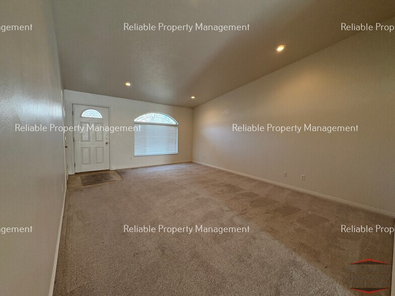 Building Photo - 1400 Falcon Dr