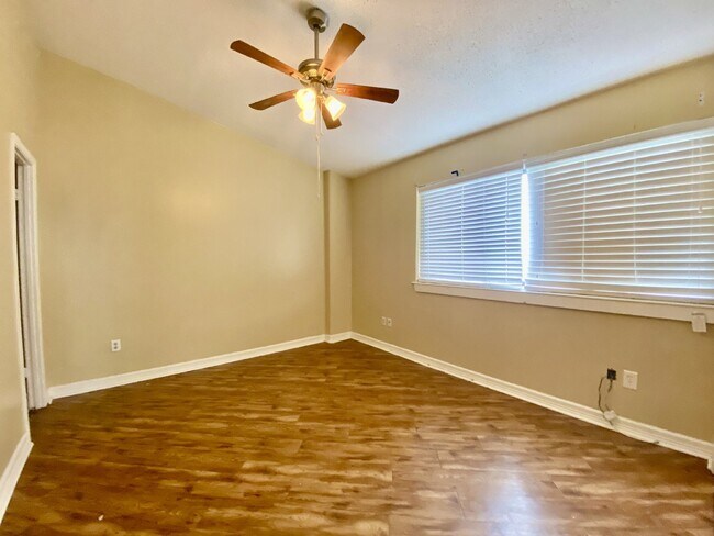 Building Photo - Top-Floor 2 Bedroom / 2 Bath Condo in The Meridian – Gated Community!