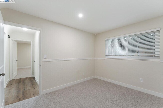 Building Photo - 5478 Vicente Way