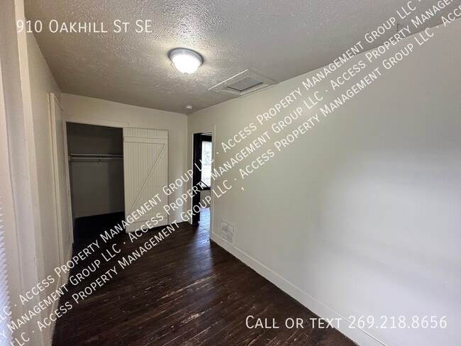 Building Photo - 910 Oakhill St SE