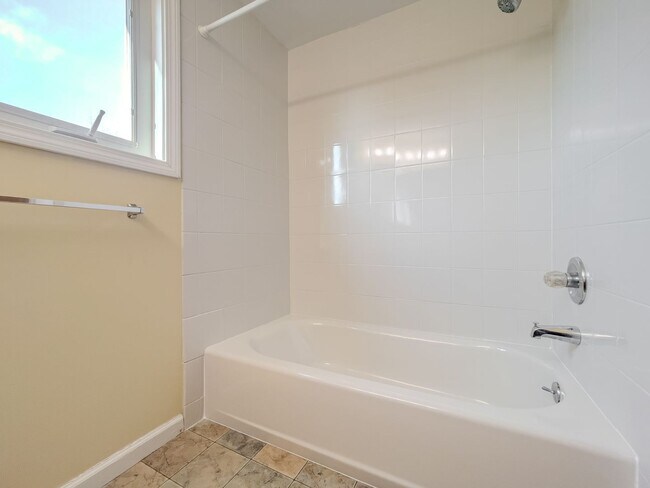 Building Photo - Spacious Renovated Colonial on The Lebanon Green