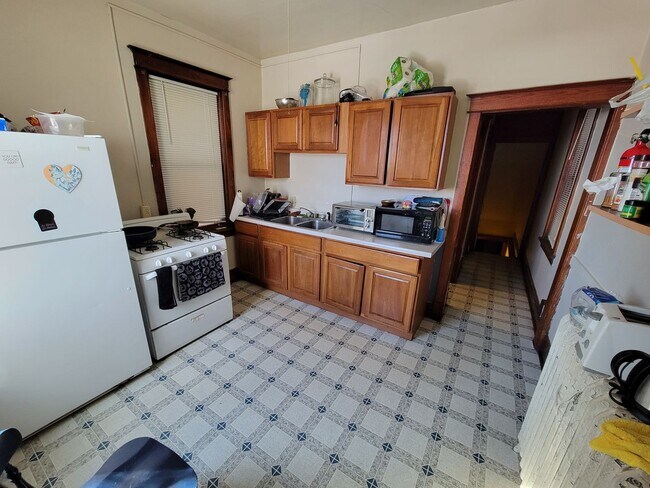 Building Photo - AVAILABLE NOW - Spread out in 3 level livi...