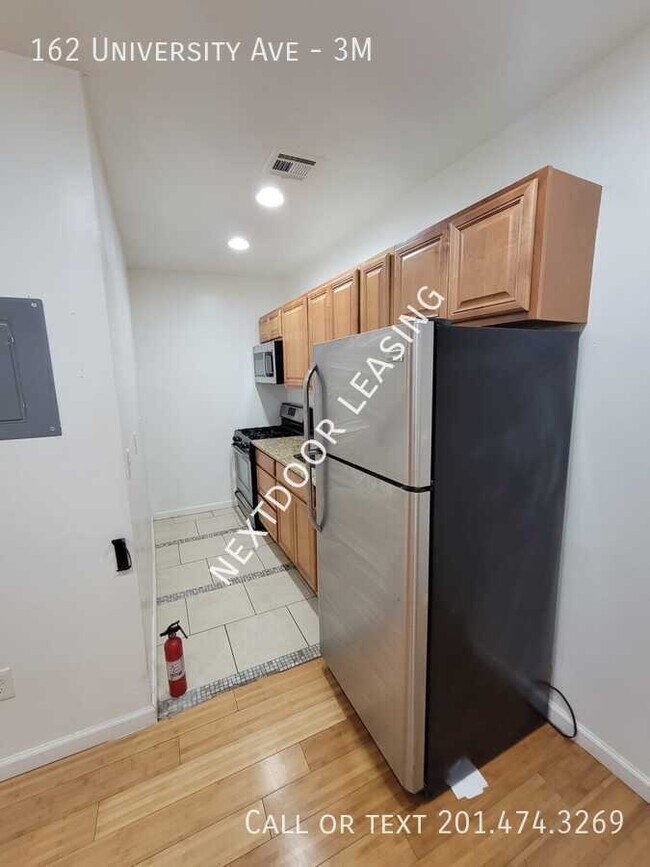 Building Photo - 162 University Ave