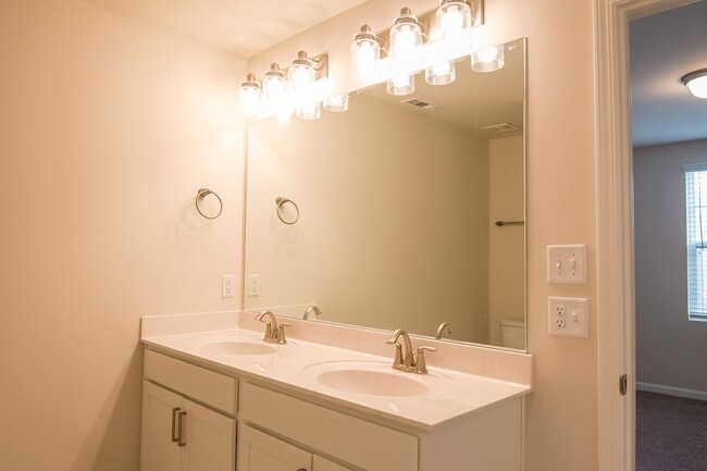 Building Photo - Beautiful Gallatin Townhome w/ Appliances!
