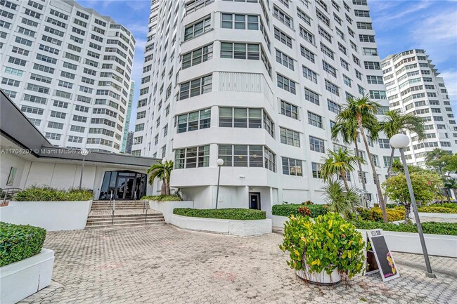 Building Photo - 825 Brickell Bay Dr