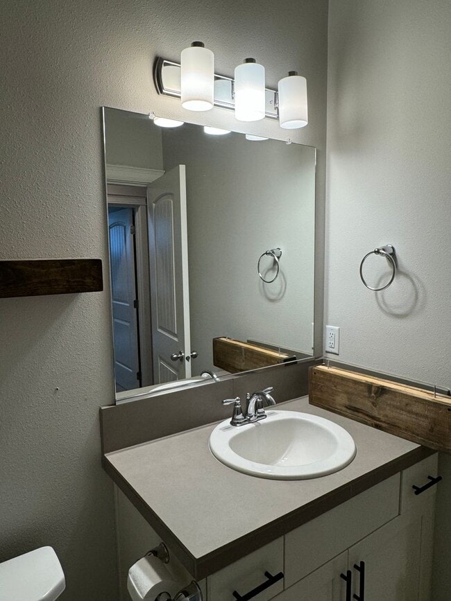 Building Photo - Charming 3-Bedroom Home