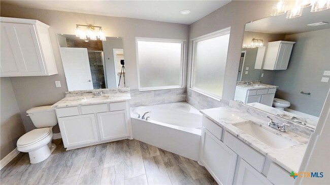 Building Photo - 809 Holliday Dr