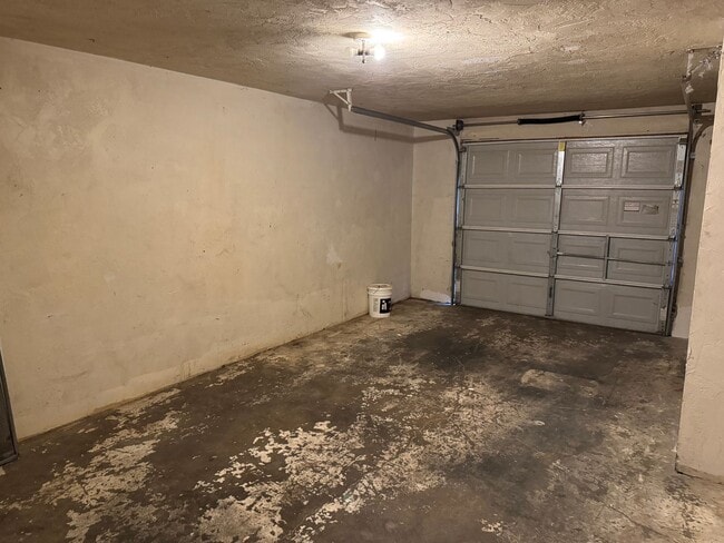 Building Photo - 2 bed 1 1/2 bath duplex in Springfield!