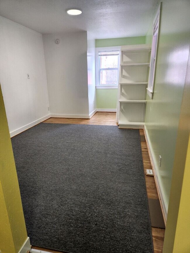 Building Photo - Newly Remodeled 1 Bedroom