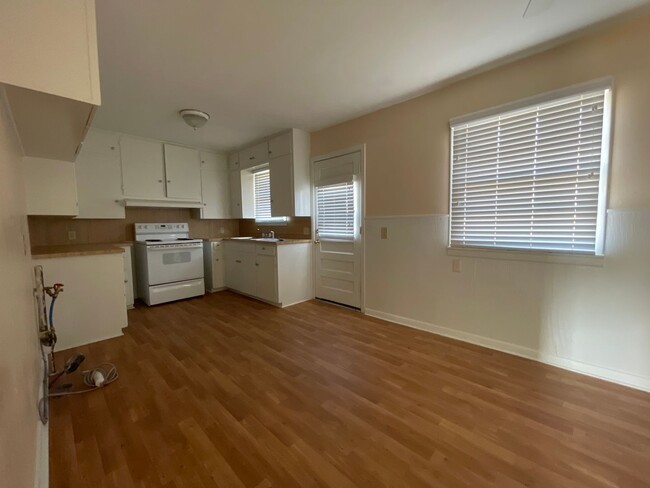 Building Photo - For Rent: Cozy 2 Bed 1 Bath Home Close To ...