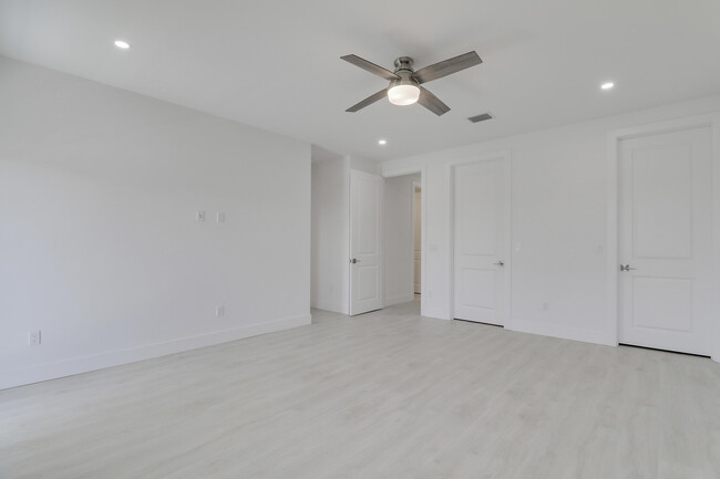 Building Photo - 120 Water Pointe Pl