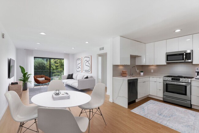 Building Photo - 1546 S Bundy Dr