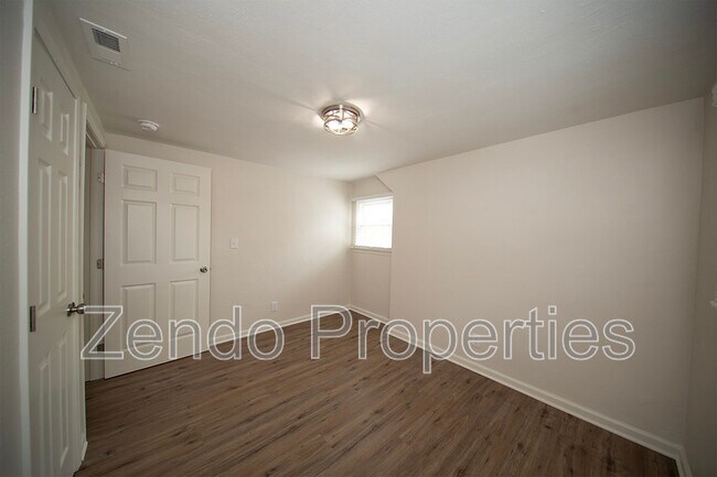 Building Photo - 1733 Parkview Ave