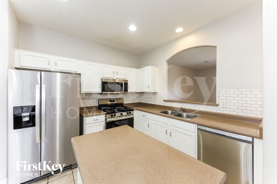 Building Photo - 13030 W Windrose Dr