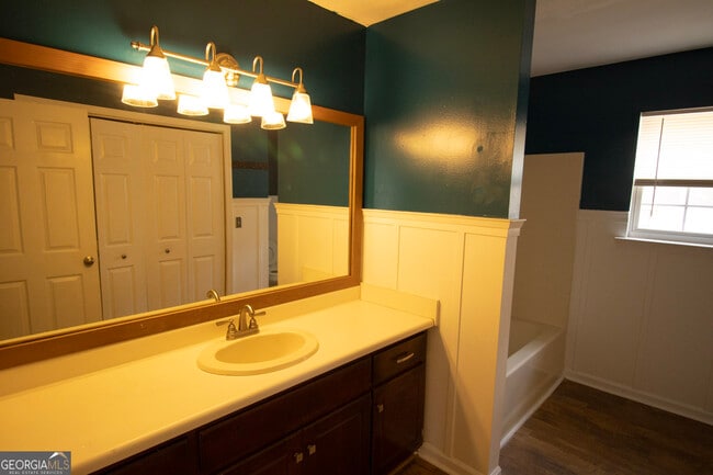 Building Photo - 607 N Kevin Ct