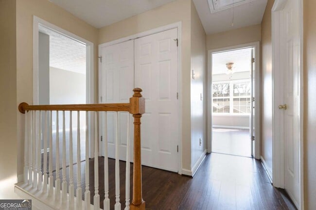 Building Photo - 317 W Oaks Trail