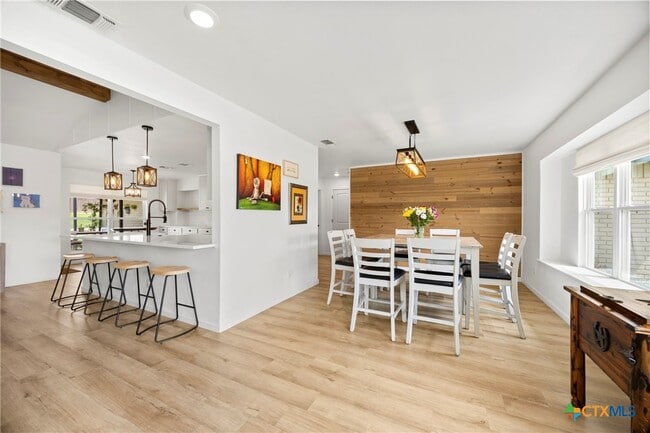 Building Photo - 921 Indian Trail