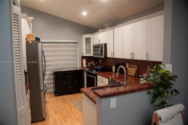 Building Photo - 216 E Bayridge Dr