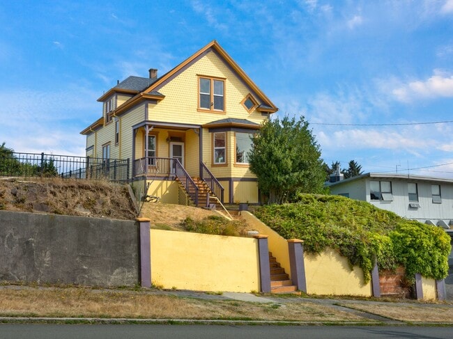 Building Photo - Beautiful, Newly Renovated Franklin House