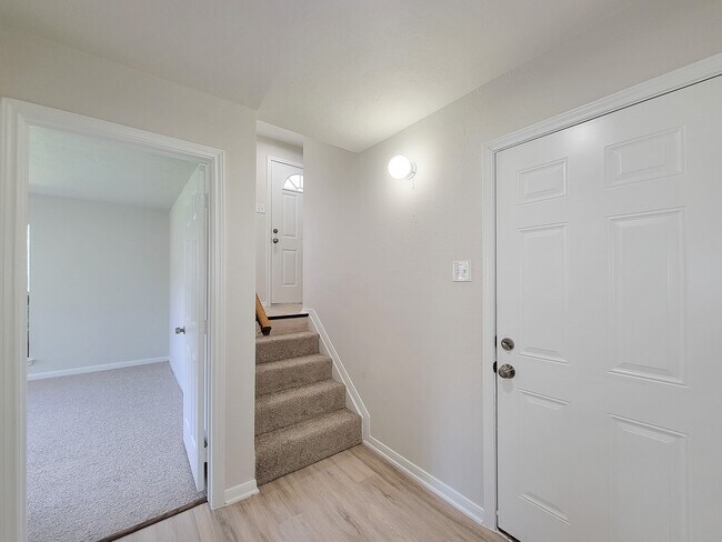 Building Photo - 8719 Valley Song Dr